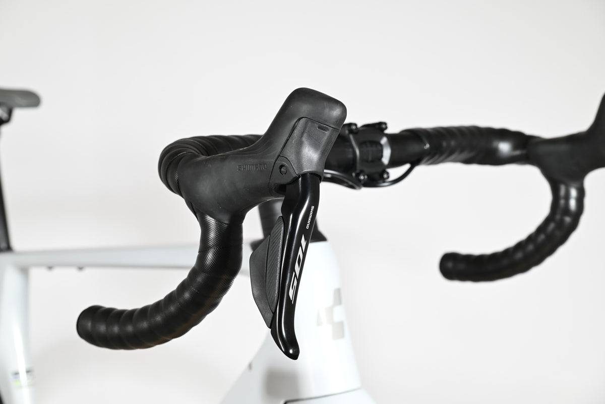 Leviers de frein Shimano 105 sur le guidon du vélo de route Cube Agree C:62 One 2025 chez Loop Sports
