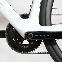 Gros plan sur le pédalier Shimano 105 et le cadre en carbone blanc du vélo de route Cube Agree C:62 One chez Loop Sports