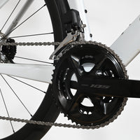 Transmission Shimano 105 du vélo de route Cube Agree C:62 One 2025 chez Loop Sports, vue latérale du pédalier