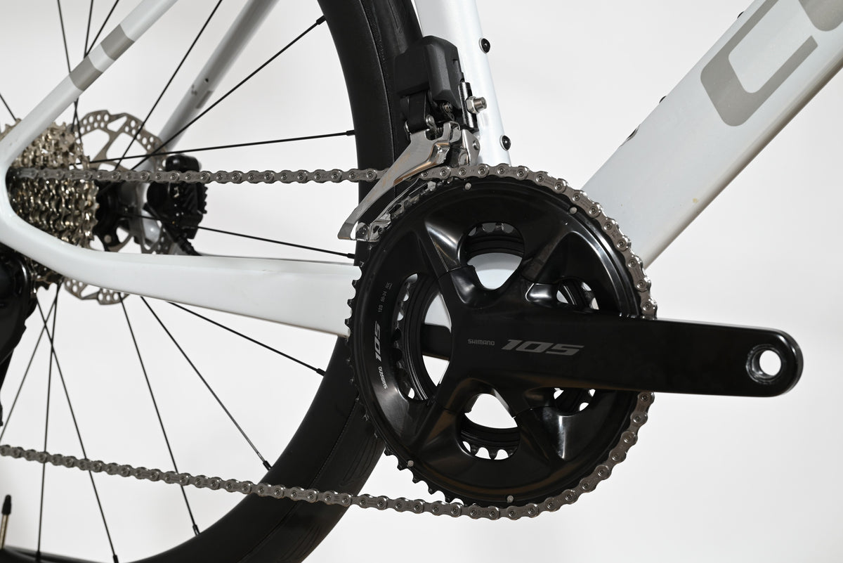 Transmission Shimano 105 du vélo de route Cube Agree C:62 One 2025 chez Loop Sports, vue latérale du pédalier