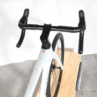Vue de dessus du poste de pilotage du vélo de route Loop Sports Cube Agree C:62 One 2025 blanc avec guidon noir
