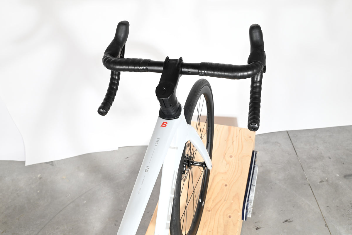 Vue de dessus du poste de pilotage du vélo de route Loop Sports Cube Agree C:62 One 2025 blanc avec guidon noir
