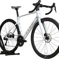 Vélo de route Cube Agree C:62 One 2025 blanc avec cadre en carbone et freins à disque, vendu par Loop Sports