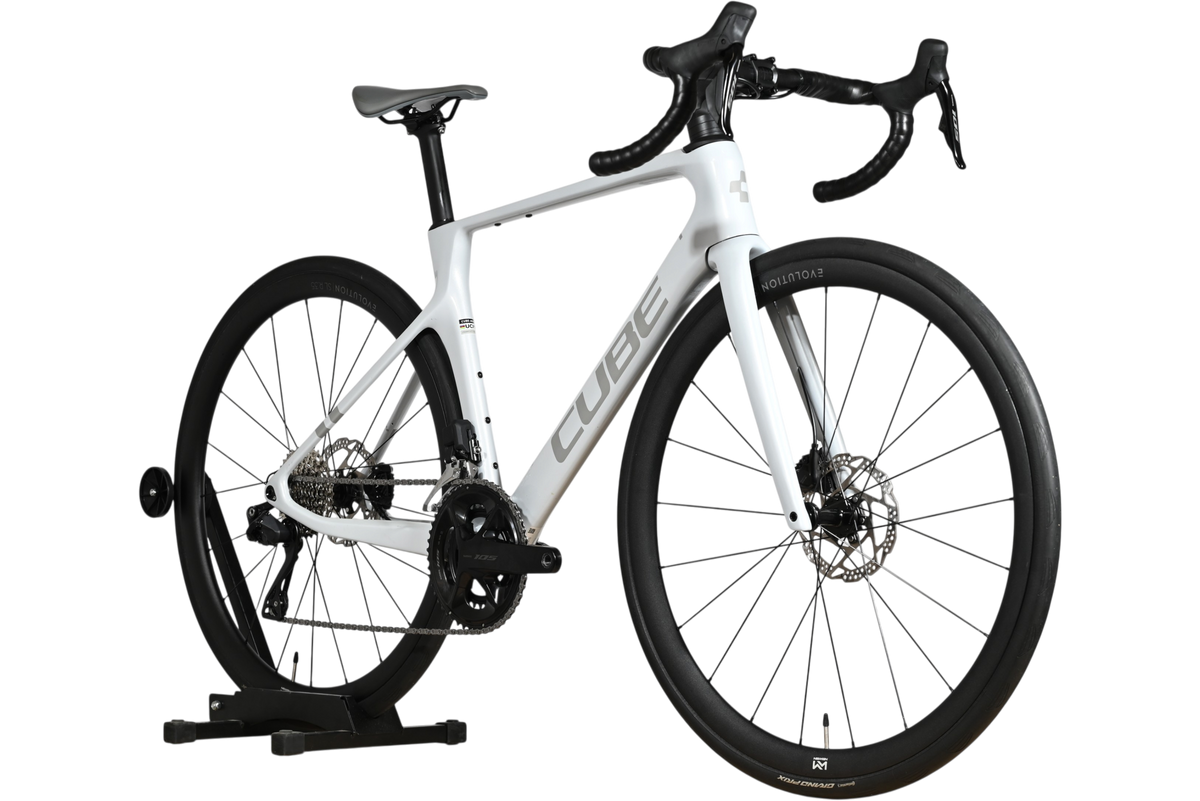 Vélo de route Cube Agree C:62 One 2025 blanc avec cadre en carbone et freins à disque, vendu par Loop Sports