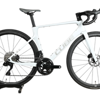 Vélo de route Cube Agree C:62 One 2025 blanc avec cadre en carbone et roues noires chez Loop Sports