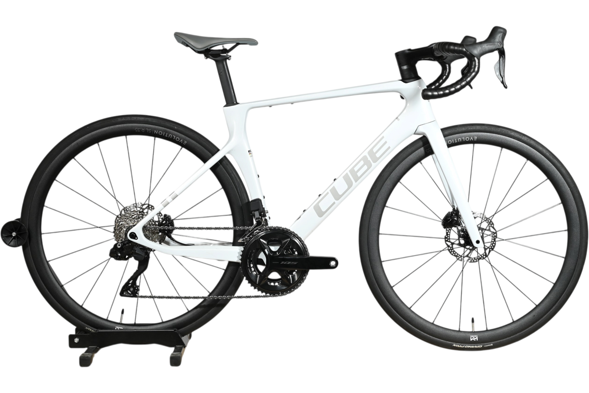 Vélo de route Cube Agree C:62 One 2025 blanc avec cadre en carbone et roues noires chez Loop Sports
