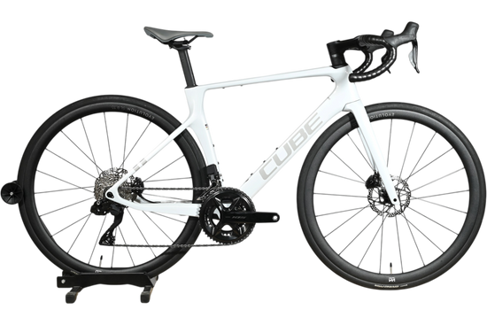 Vélo de route Cube Agree C:62 One 2025 blanc avec cadre en carbone et roues noires chez Loop Sports
