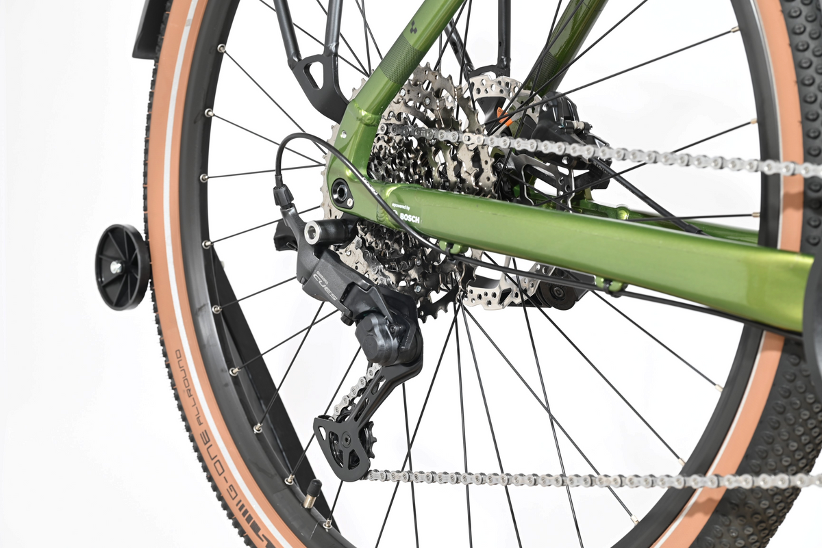 Dérailleur arrière Shimano Cues et cassette sur vélo électrique vert Cube Nuride Hybrid Pro 750 de Loop Sports