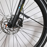 Gros plan sur la roue avant et le frein à disque hydraulique du vélo électrique Loop Sports Cube Kathmandu Hybrid