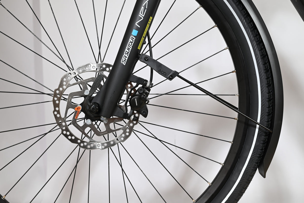 Gros plan sur la roue avant et le frein à disque hydraulique du vélo électrique Loop Sports Cube Kathmandu Hybrid