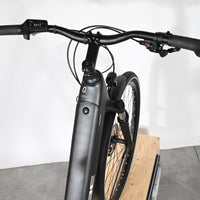 Vue rapprochée du guidon et du cadre noir du vélo électrique Loop Sports Cube Kathmandu Hybrid ONE 625
