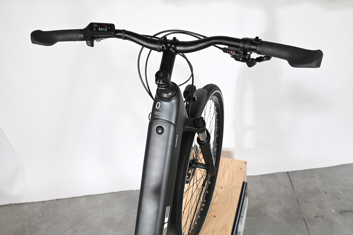 Vue rapprochée du guidon et du cadre noir du vélo électrique Loop Sports Cube Kathmandu Hybrid ONE 625