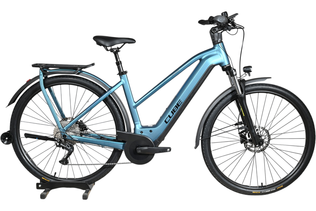 Vélo électrique Cube Kathmandu Hybrid ONE 625 bleu chez Loop Sports avec cadre ouvert et porte-bagages intégré