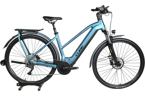 Vélo électrique Cube Kathmandu Hybrid ONE 625 bleu chez Loop Sports avec cadre ouvert et porte-bagages intégré