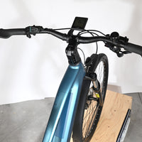 Vue de dessus du guidon et du cadre bleu du vélo électrique Loop Sports Cube Kathmandu Hybrid ONE 625 avec écran Bosch