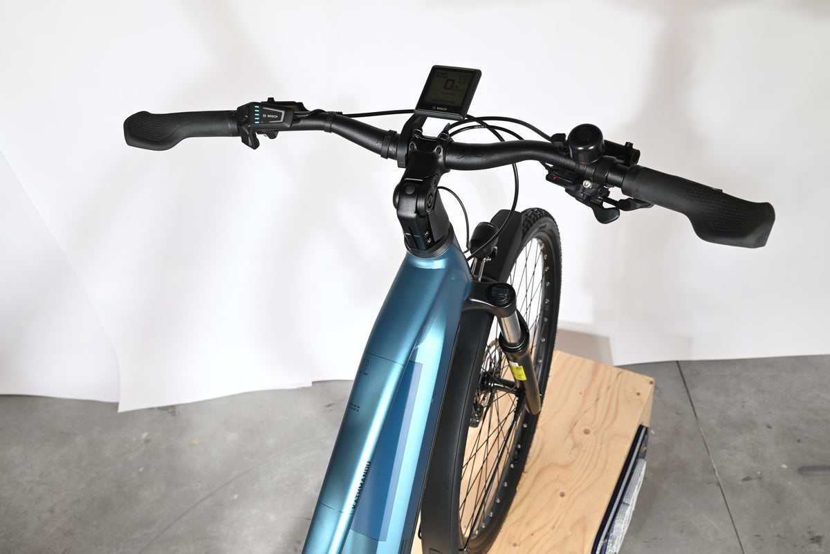 Vue de dessus du guidon et du cadre bleu du vélo électrique Loop Sports Cube Kathmandu Hybrid ONE 625 avec écran Bosch