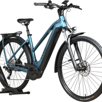 Vélo électrique Loop Sports Cube Kathmandu Hybrid ONE 625 bleu avec cadre ouvert, porte-bagages et pneus tout-terrain