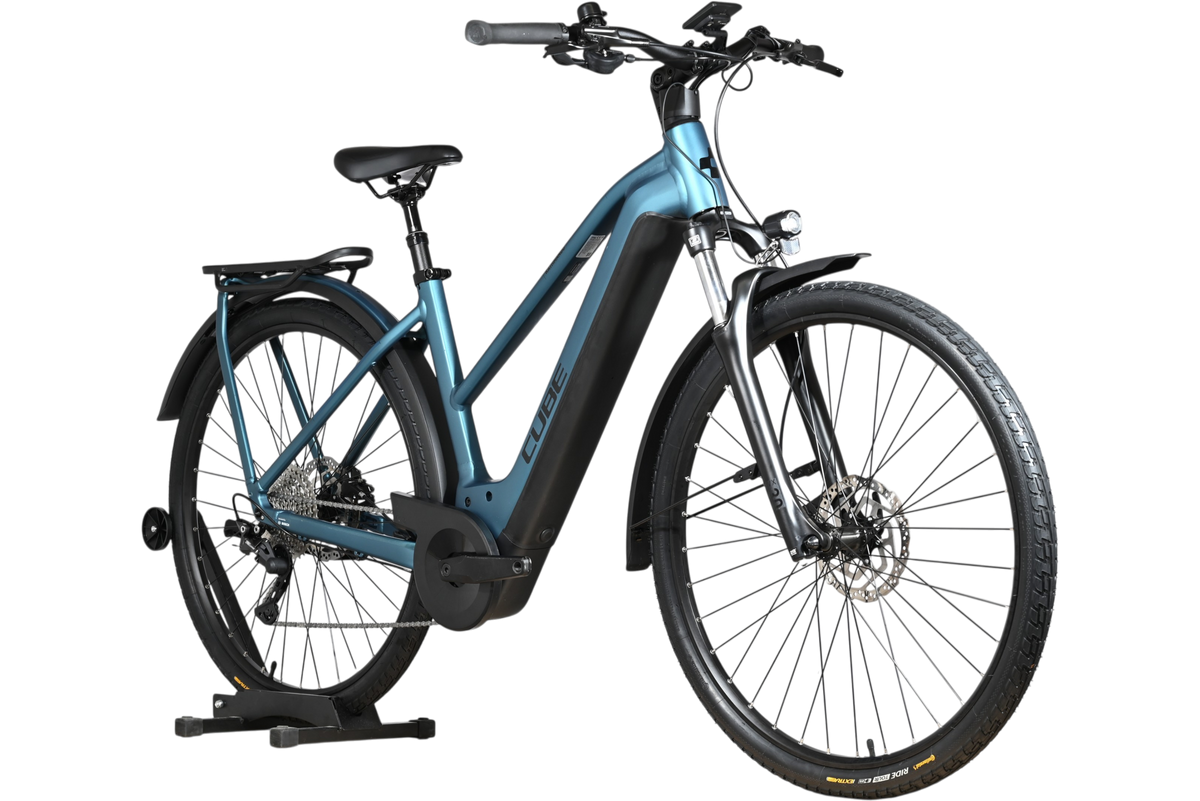 Vélo électrique Loop Sports Cube Kathmandu Hybrid ONE 625 bleu avec cadre ouvert, porte-bagages et pneus tout-terrain