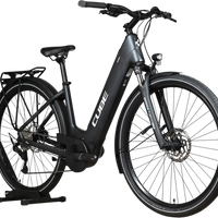 Vélo électrique Loop Sports Cube Kathmandu Hybrid ONE 625 noir avec cadre ouvert et porte-bagages intégré