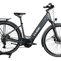 Vélo électrique Cube Kathmandu Hybrid ONE 625 gris mat avec cadre ouvert, porte-bagages et fourche suspendue Loop Sports