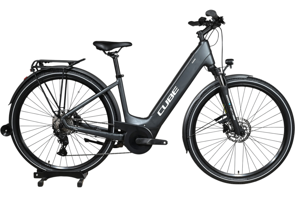 Vélo électrique Cube Kathmandu Hybrid ONE 625 gris mat avec cadre ouvert, porte-bagages et fourche suspendue Loop Sports