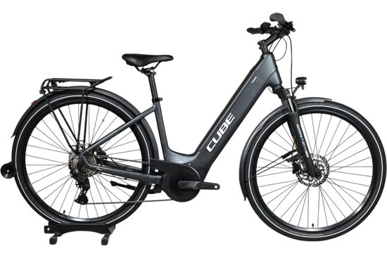 Vélo électrique Cube Kathmandu Hybrid ONE 625 gris mat avec cadre ouvert, porte-bagages et fourche suspendue Loop Sports