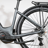 Vue latérale arrière du vélo électrique Loop Sports Cube Kathmandu Hybrid ONE 625 avec moteur Bosch et porte-bagages