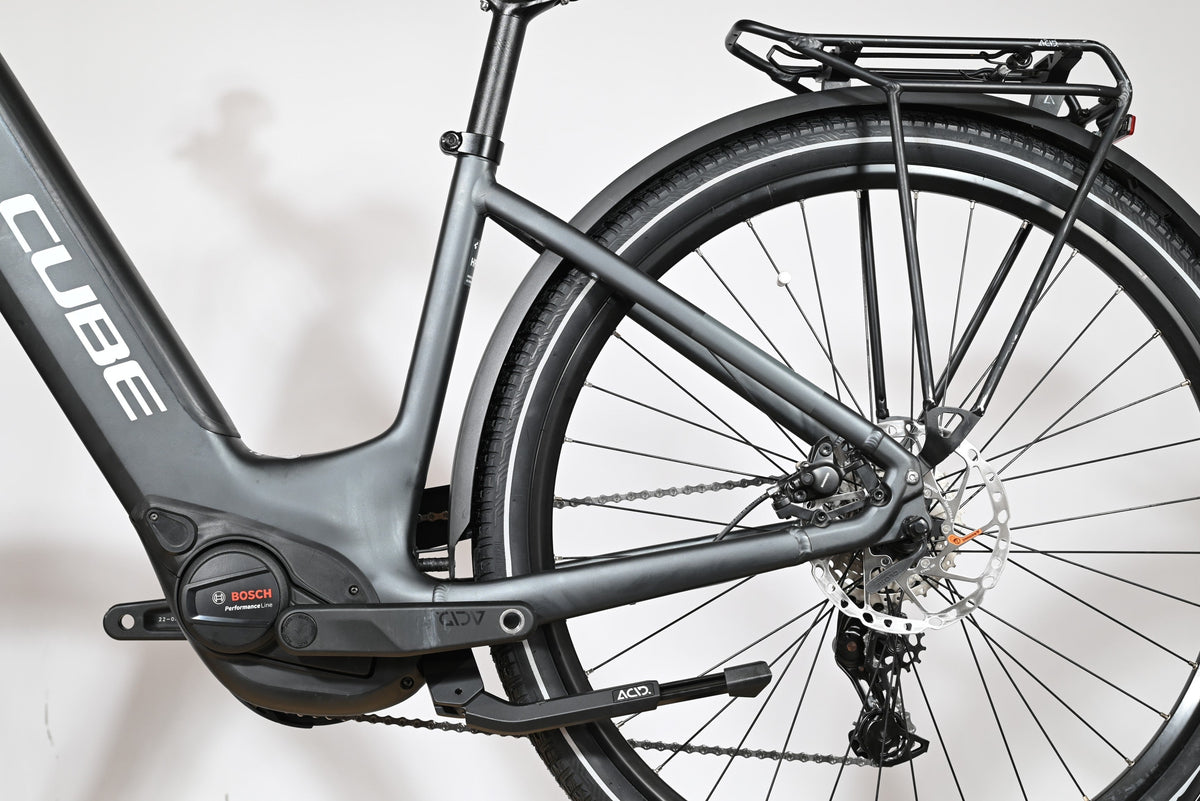 Vue latérale arrière du vélo électrique Loop Sports Cube Kathmandu Hybrid ONE 625 avec moteur Bosch et porte-bagages