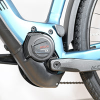 Moteur Bosch Performance Line CX sur cadre de vélo électrique bleu Cube Kathmandu Hybrid ONE 625 de Loop Sports