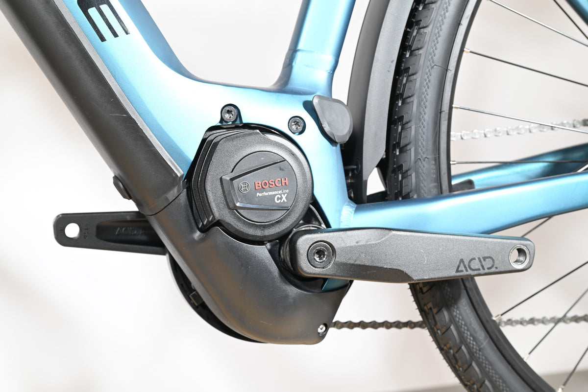 Moteur Bosch Performance Line CX sur cadre de vélo électrique bleu Cube Kathmandu Hybrid ONE 625 de Loop Sports