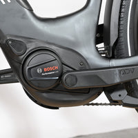 Moteur électrique Bosch Performance Line sur vélo électrique Loop Sports Cube Kathmandu Hybrid gris