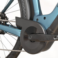 Gros plan sur le moteur et le pédalier du vélo électrique Loop Sports Cube Kathmandu Hybrid ONE 625 bleu