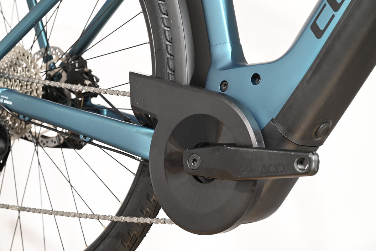 Gros plan sur le moteur et le pédalier du vélo électrique Loop Sports Cube Kathmandu Hybrid ONE 625 bleu