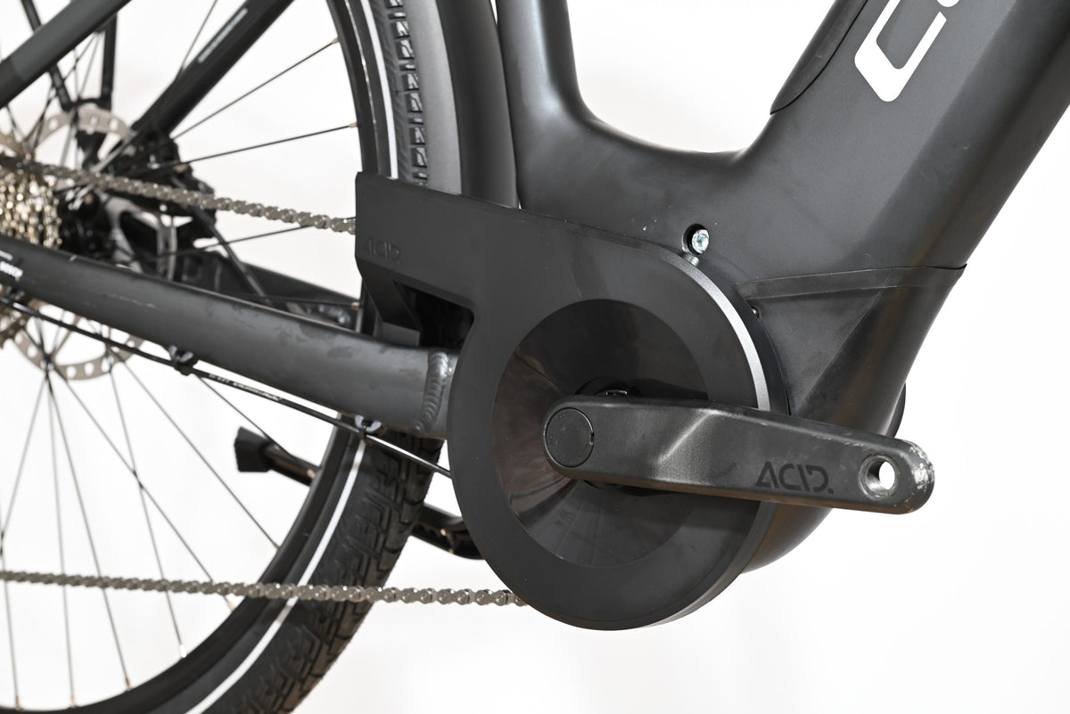 Gros plan sur le pédalier et le moteur électrique noir du vélo Loop Sports Cube Kathmandu Hybrid ONE 625