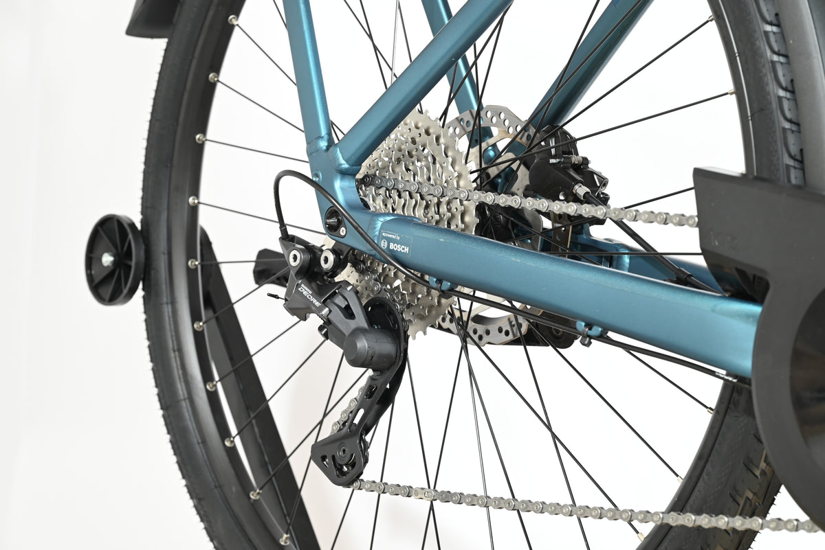 Détail de la transmission arrière et du dérailleur Shimano Deore sur le vélo électrique Loop Sports Cube Kathmandu