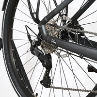 Gros plan sur la transmission arrière et le dérailleur Shimano du vélo électrique Loop Sports Cube Kathmandu Hybrid