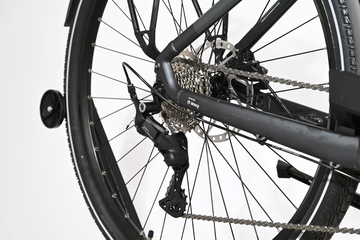 Gros plan sur la transmission arrière et le dérailleur Shimano du vélo électrique Loop Sports Cube Kathmandu Hybrid