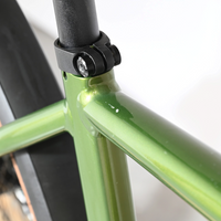 Gros plan sur le cadre vert brillant du vélo électrique Loop Sports Cube Nuride Hybrid Pro 750 avec collier de selle