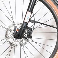 Gros plan sur la roue avant et le frein à disque hydraulique du vélo électrique Cube Nuride Hybrid Pro 750 Loop Sports