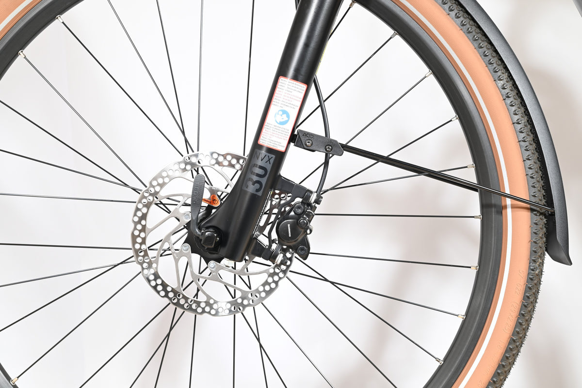 Gros plan sur la roue avant et le frein à disque hydraulique du vélo électrique Cube Nuride Hybrid Pro 750 Loop Sports