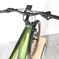 Vue rapprochée du guidon et du cadre vert du vélo électrique Loop Sports Cube Nuride Hybrid Pro 750 avec écran Bosch