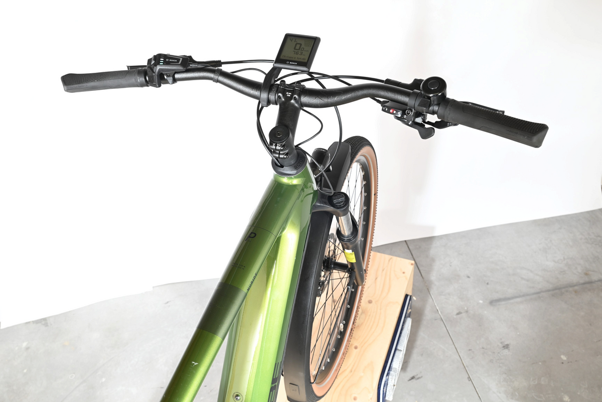 Vue rapprochée du guidon et du cadre vert du vélo électrique Loop Sports Cube Nuride Hybrid Pro 750 avec écran Bosch