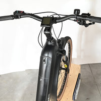Vue rapprochée du guidon et de l'écran Bosch du vélo électrique Cube Nuride Hybrid Pro 750 chez Loop Sports