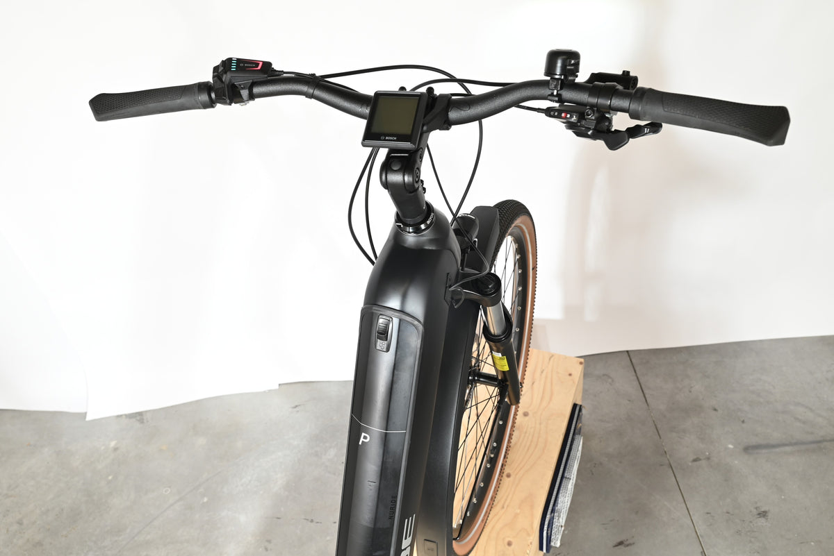 Vue rapprochée du guidon et de l'écran Bosch du vélo électrique Cube Nuride Hybrid Pro 750 chez Loop Sports