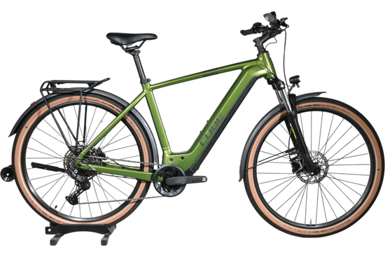 Vélo électrique Cube Nuride Hybrid Pro 750 vert olive de Loop Sports avec pneus à flancs beiges et porte-bagages