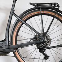 Gros plan sur la roue arrière et le moteur Bosch du vélo électrique Loop Sports Cube Nuride Hybrid Pro 750 noir