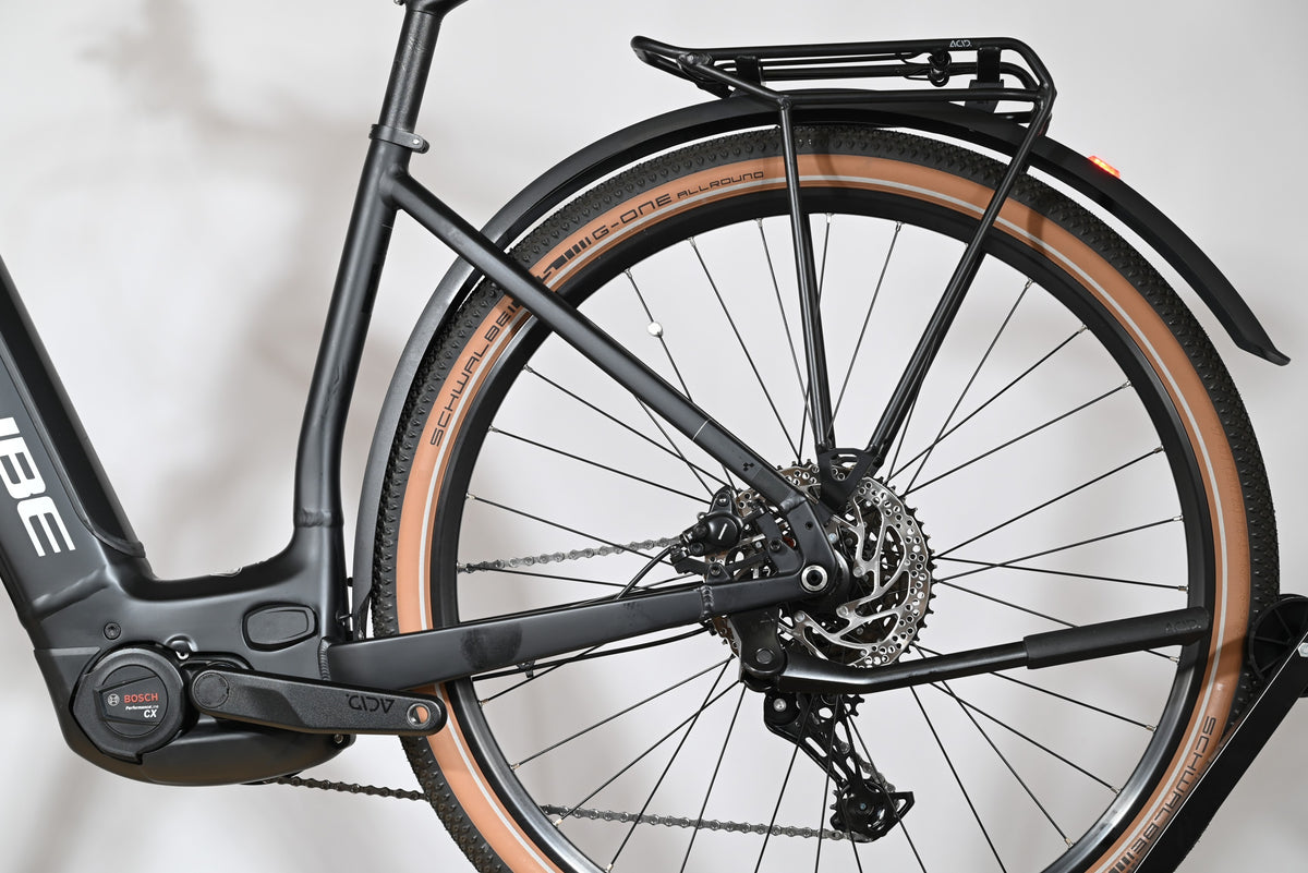 Gros plan sur la roue arrière et le moteur Bosch du vélo électrique Loop Sports Cube Nuride Hybrid Pro 750 noir
