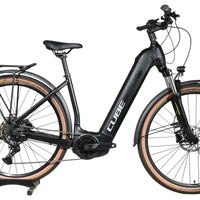 Vélo électrique Cube Nuride Hybrid Pro 750 noir avec pneus à flancs marron, présenté par Loop Sports
