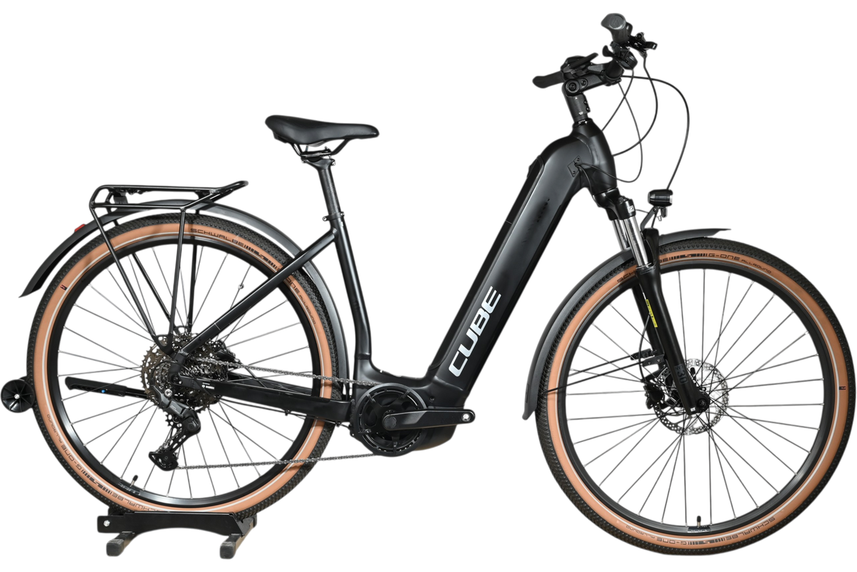 Vélo électrique Cube Nuride Hybrid Pro 750 noir avec pneus à flancs marron, présenté par Loop Sports