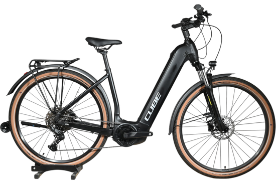 Vélo électrique Cube Nuride Hybrid Pro 750 noir avec pneus à flancs marron, présenté par Loop Sports
